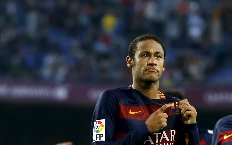 والد نيمار يتلاعب بأعصاب برشلونة بشأن تجديد العقد