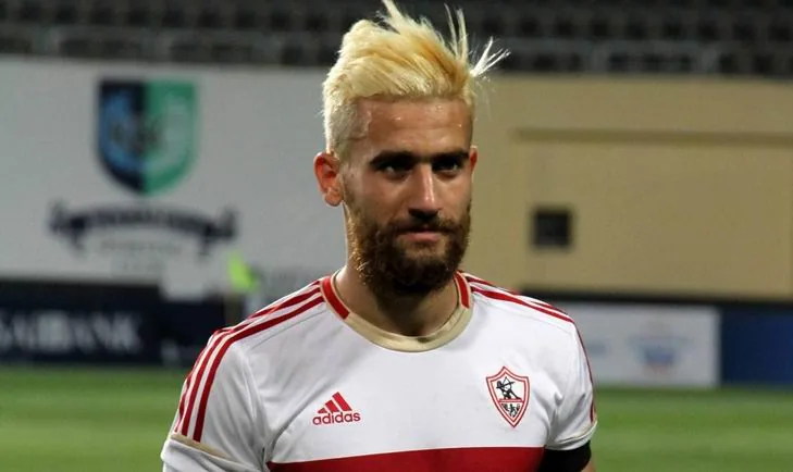 شاهد فضيحة علنية لمهاجم الزمالك وحركات خارجه بالأصابع موجهه لخالد الغندور