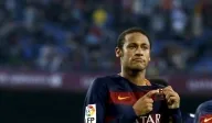 والد نيمار يتلاعب بأعصاب برشلونة بشأن تجديد العقد